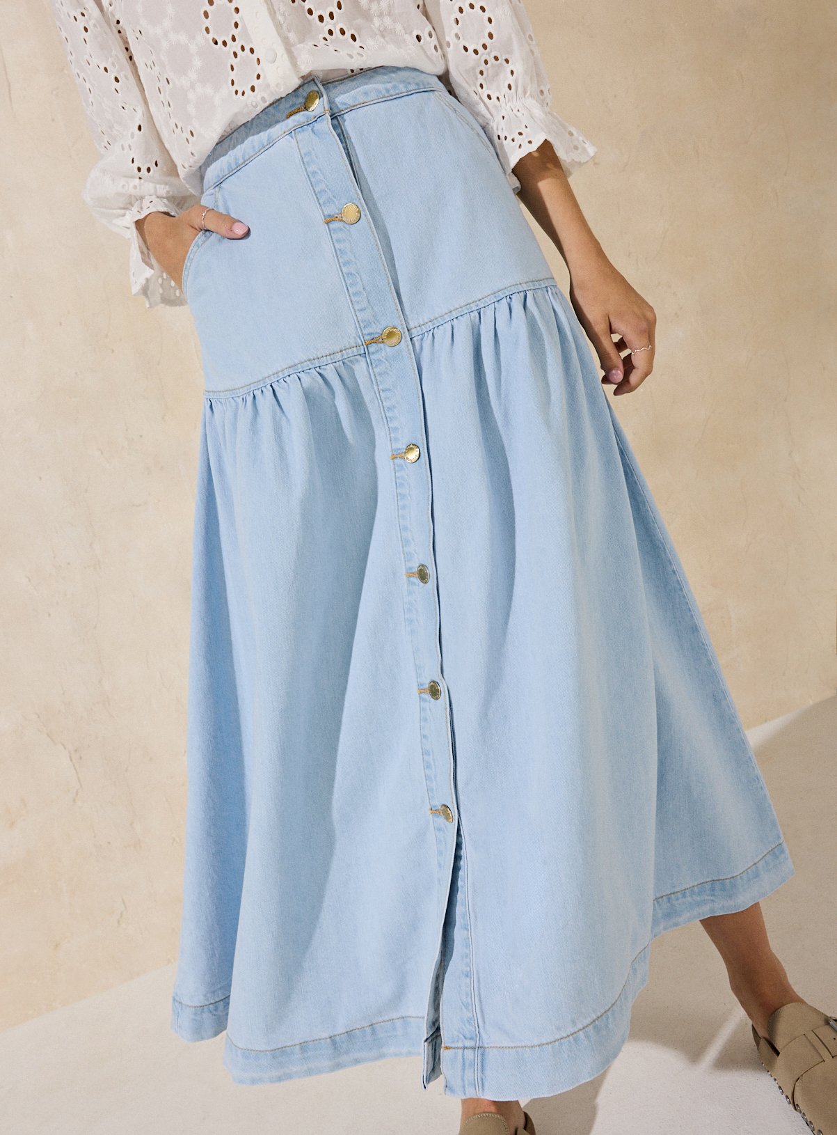 EVERBELLE  Light Denim Button Through Maxi Skirt 22 - Image 1 thumbnail